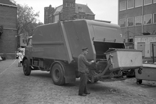 80139 Afbeelding van een vuilnisauto voor grootvuil van de Gemeente Reiniging op het terrien van het AZU ...